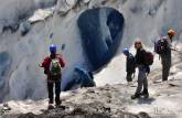 Preparando-se para examinar de perto uma caverna de gelo no glaciar Viedma, no Parque Nacional Los Glaciares, região de El Chaltén, no sul da Argentina